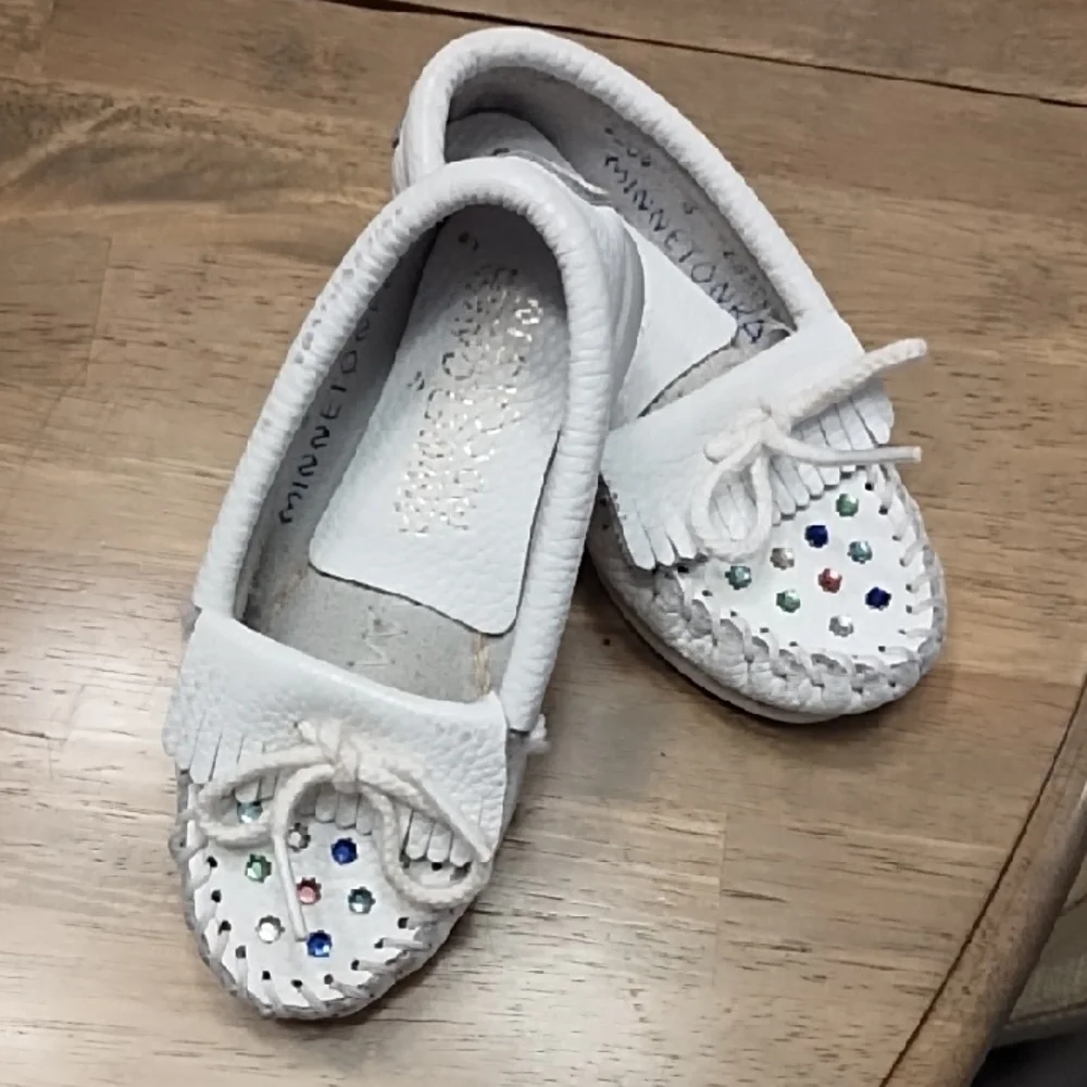Minnetonka White and Green Moccasins with Classic Bow